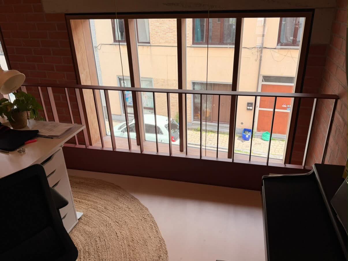 Stalen balustrade voor raam