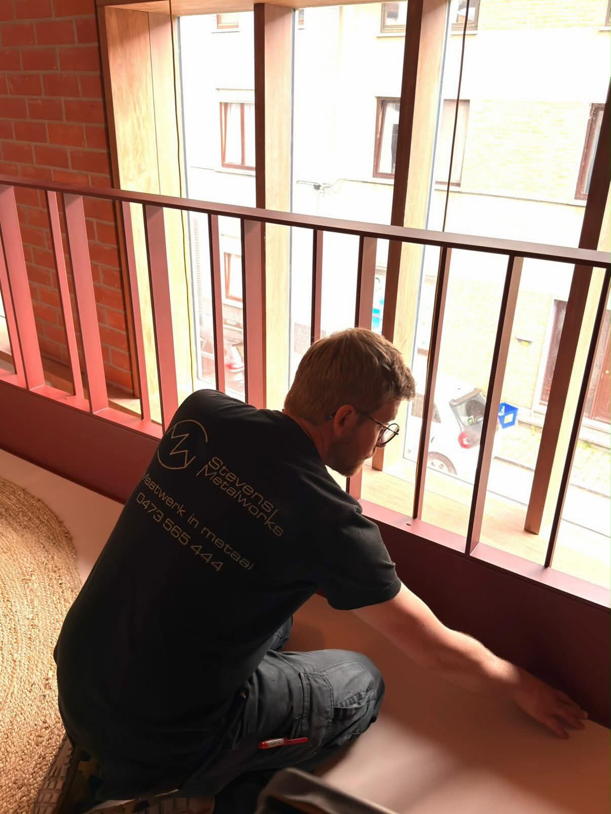 Miguel Stevens plaatst een stalen balustrade